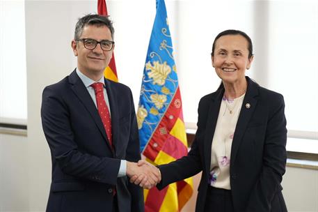 El ministro Félix Bolaños saluda a la presidenta del TSJ de la Comunidad Valenciana, Pilar de la Oliva